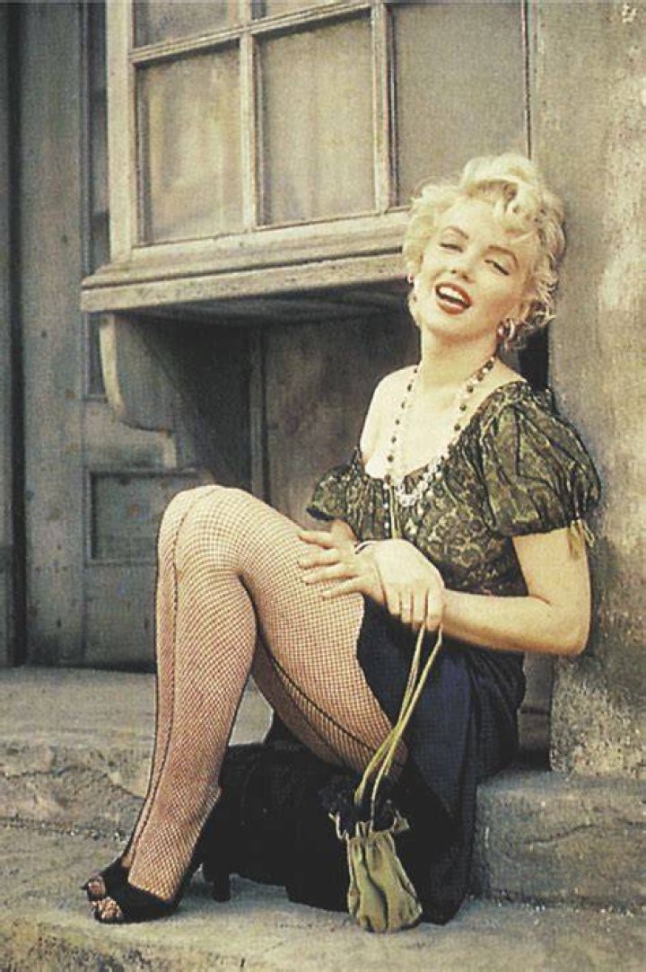 Miley Cyrus Rocks Marilyn Monroe Blonde Hair & Fishnet Stockings: Pics – Hollywood Life