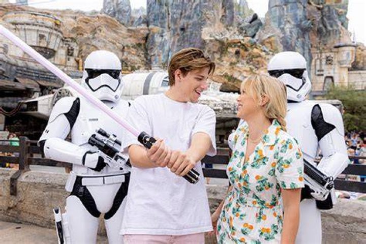 Millie Bobby Brown & Jake Bongiovi Pose With Stormtroopers At Disney – Hollywood Life