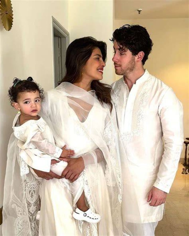 Nick Jonas & Priyanka Chopra Enjoy A Beach Day With Daughter: Photos – Hollywood Life