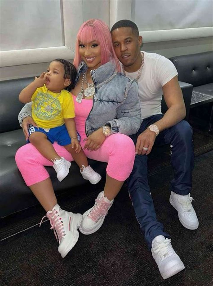 Nicki Minaj Licks Husband Kenneth Petty’s Lips In New Video While Attending NYFW Show