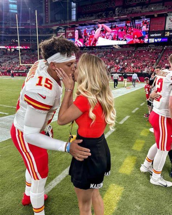Patrick Mahomes & Fiancée Brittany Matthews Share Passionate Kiss In Sweet New PDA Photo