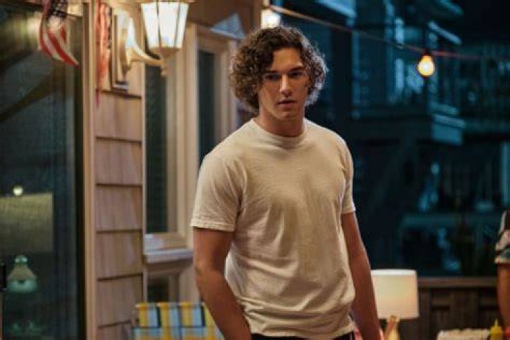 Photos Of The Stars Of Netflix’s YA Romance – Hollywood Life