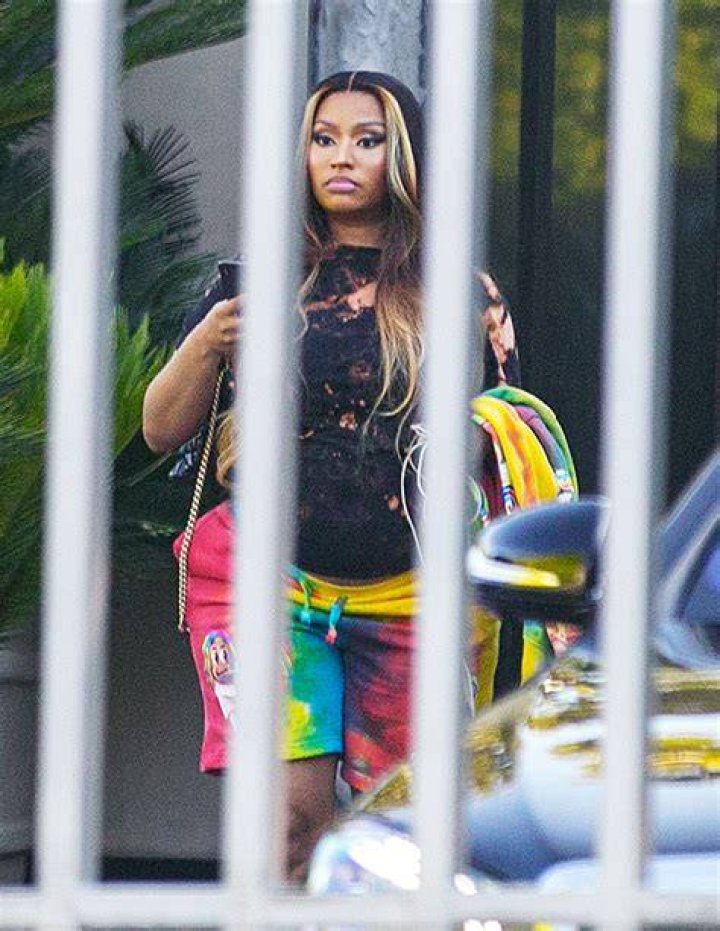 [PIC] Nicki Minaj Pregnant? Posts Photo Of Giant Baby Bump & Boobs – Hollywood Life
