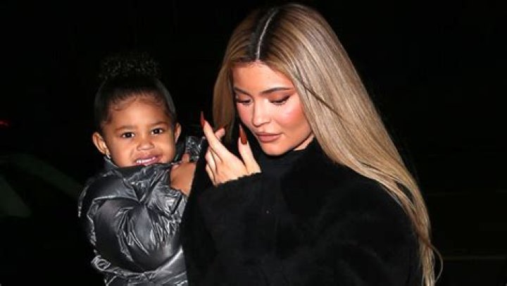 Pregnant Kylie Jenner Visits A Pumpkin Patch With Stormi & True – Hollywood Life