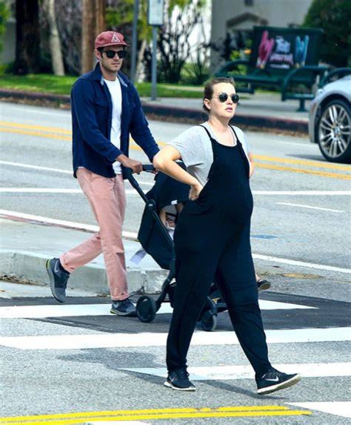 Pregnant Star Says It’s ‘Not Nice’ – Hollywood Life