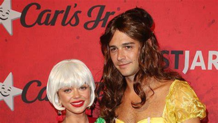 Sarah Hyland & Wells Adams’ ‘Taco Belle’ Halloween Costume Is The Best – Hollywood Life