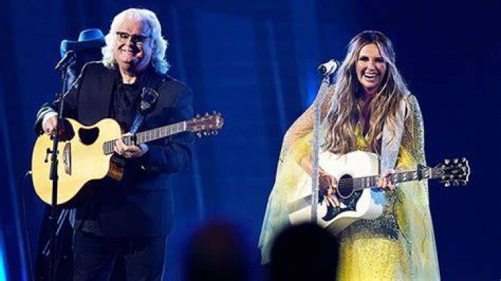 See Her Dress & Performance – Hollywood Life