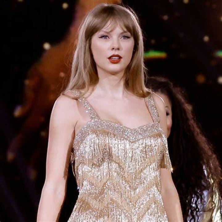 See Her Outfits – Pics – Hollywood Life