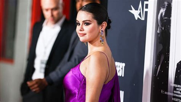 Selena Gomez Taking A Break From Social Media Amid Hailey Bieber Drama – Hollywood Life