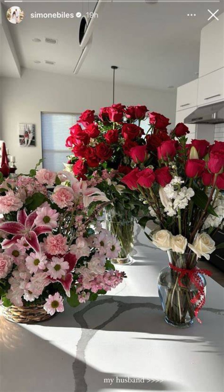 Simone Biles Gets Bouquets of Flowers From Husband Jonathan Owens – Hollywood Life