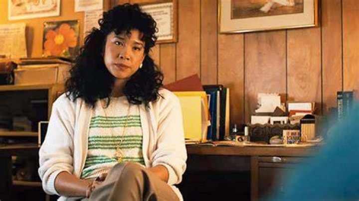 ‘Stranger Things’ Star On Ms. Kelly Clock Necklace & Vecna: Interview – Hollywood Life