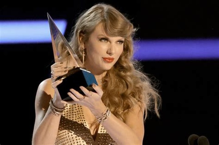 Taylor Swift’s ‘Ready To Make Statement’ At The American Music Awards – Hollywood Life