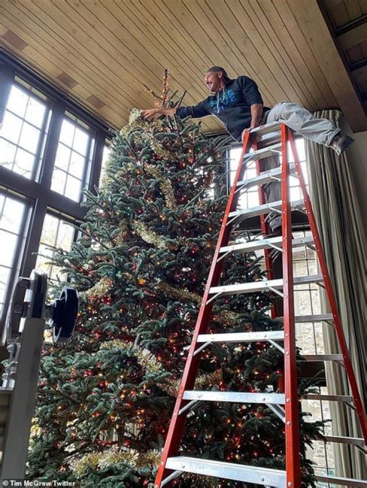 Tim McGraw Decorates Giant Christmas Tree Atop Tall Ladder In Nashville Home – Hollywood Life