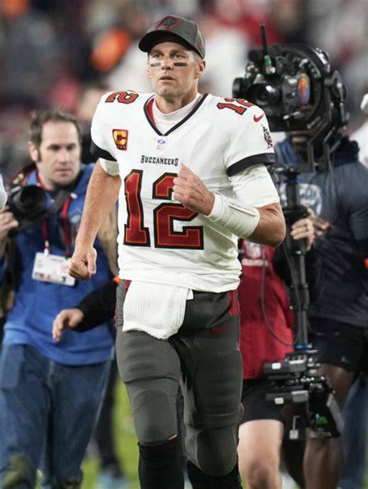 Tom Brady Talks Future In NFL & Possible Retirement After Playoff Loss – Hollywood Life