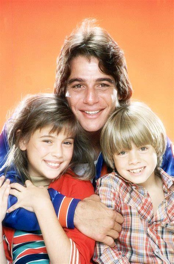 Tony Danza & Alyssa Milano Reunite With Danny Pintauro At Show: Photos – Hollywood Life