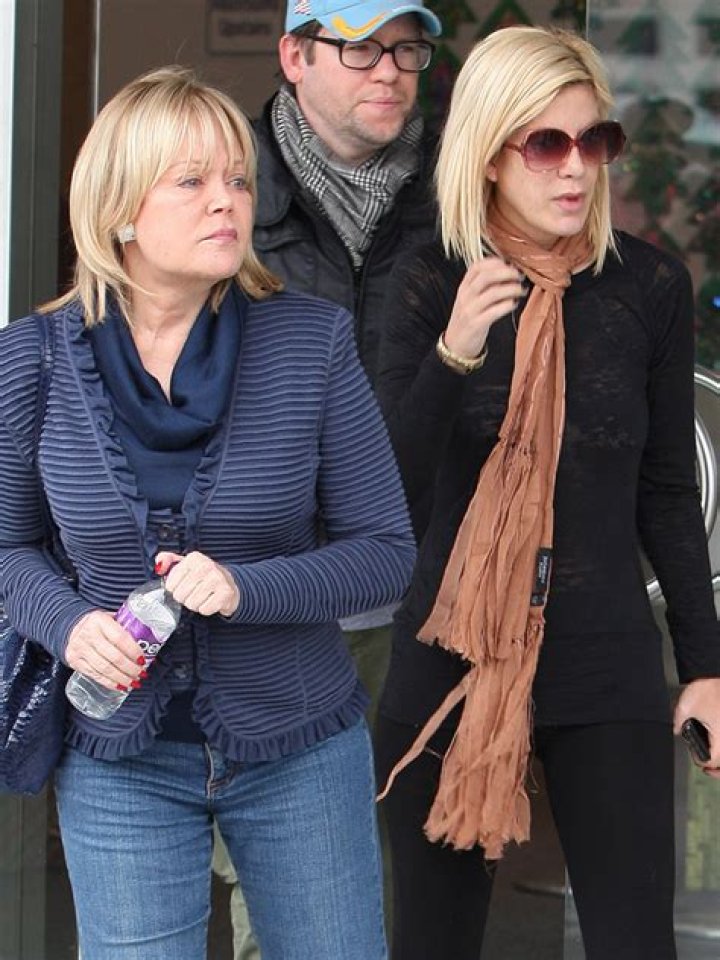 Tori Spelling Mom Candy Helping Her Through Dean McDermott Drama – Hollywood Life