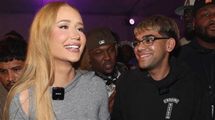 Twerks With Iggy Azalea – Hollywood Life