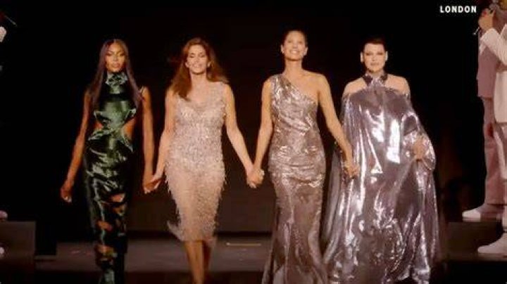Versace Show: Original Supers Cindy Crawford & Naomi Campbell Walk — PICS