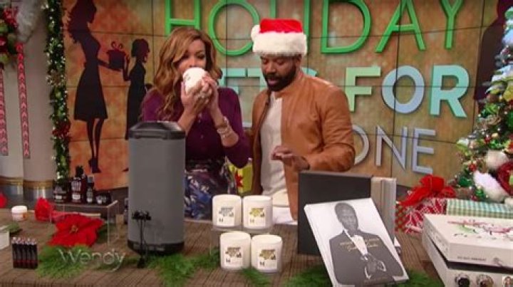 Wendy Williams Gifts John Oliver A Hilarious Painting Of Her Eating After He Spoofed Her Show 