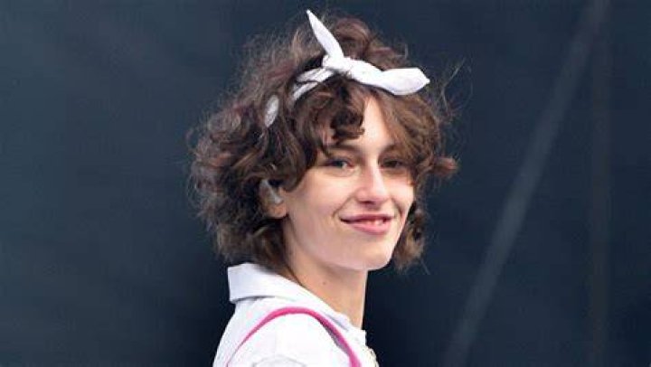 Who Is King Princess? 5 Facts About Singer Performing On ‘SNL’ – Hollywood Life